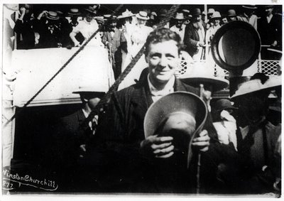 Winston Churchill (1874-1965) als junger Mann an Bord eines Schiffes von English Photographer
